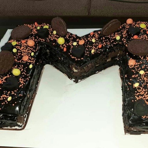 کیک شکلاتی حرف M
