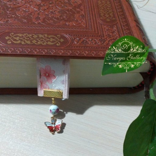 نشان قرآن / نشان مطالعه دست ساز با گوی سرامیکی گلدار و آویز پروانه نگین دار مدل نسترن