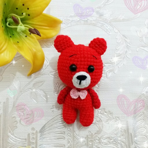 خرس بافتنی (کاملا دستبافت)  رنگ قرمز، 11 سانت، قابل سفارش در رنگ های مختلف
سبک و مناسب بازی بچه ها، جا کلیدی...