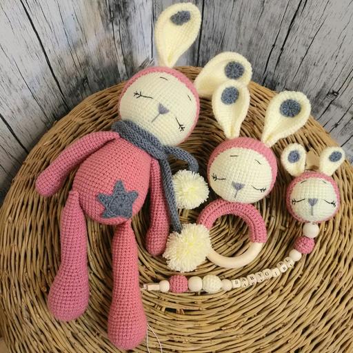 اسباب بازی کاموایی عروسک بافتنی خرگوش با جغجغه دندونی و بندپستونک با اسم نوزاد شما