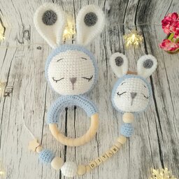 اسباب بازی عروسک بافتنی کاموایی جغجغه و بندپستونک خرگوش با اسم کودک شما 