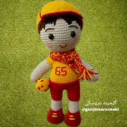 عروسک بافتنی پسر فوتبالیست (پسرانه و دخترانه)
