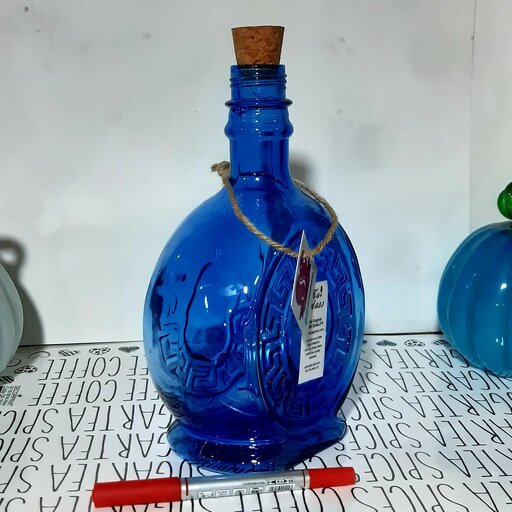 بطری آبی خورشیدی طرح ورساچ یک لیتری با دو درب پلاستیکی و چوب پنبه ای آب بند تهیه و تولید شده با بهترین مواد بلور سازی 