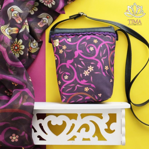 کیف کوچک دوشی مدل نیلو طرح گل و بوته به همراه روسری برند تیما