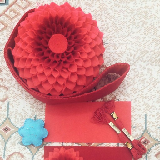 کیف نمدی دست دوز طرح گل برجسته همراه با ست کیف پول 
مناسب برای دختران جوان و نوجوان
جنس نمد
رنگ قرمز گلبهی