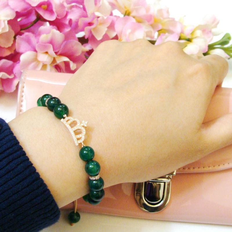 دستبند زیبای سنگ عقیق سبز و پلاک نقره طرح تاج