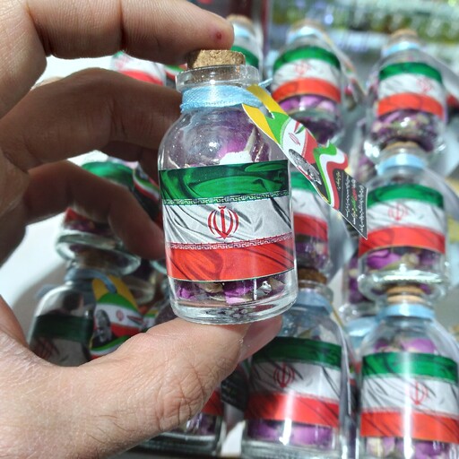 گیفت پرچم مقدس ایران به همراه عکس حاج قاسم با گل محمدی و مشک خوشبو