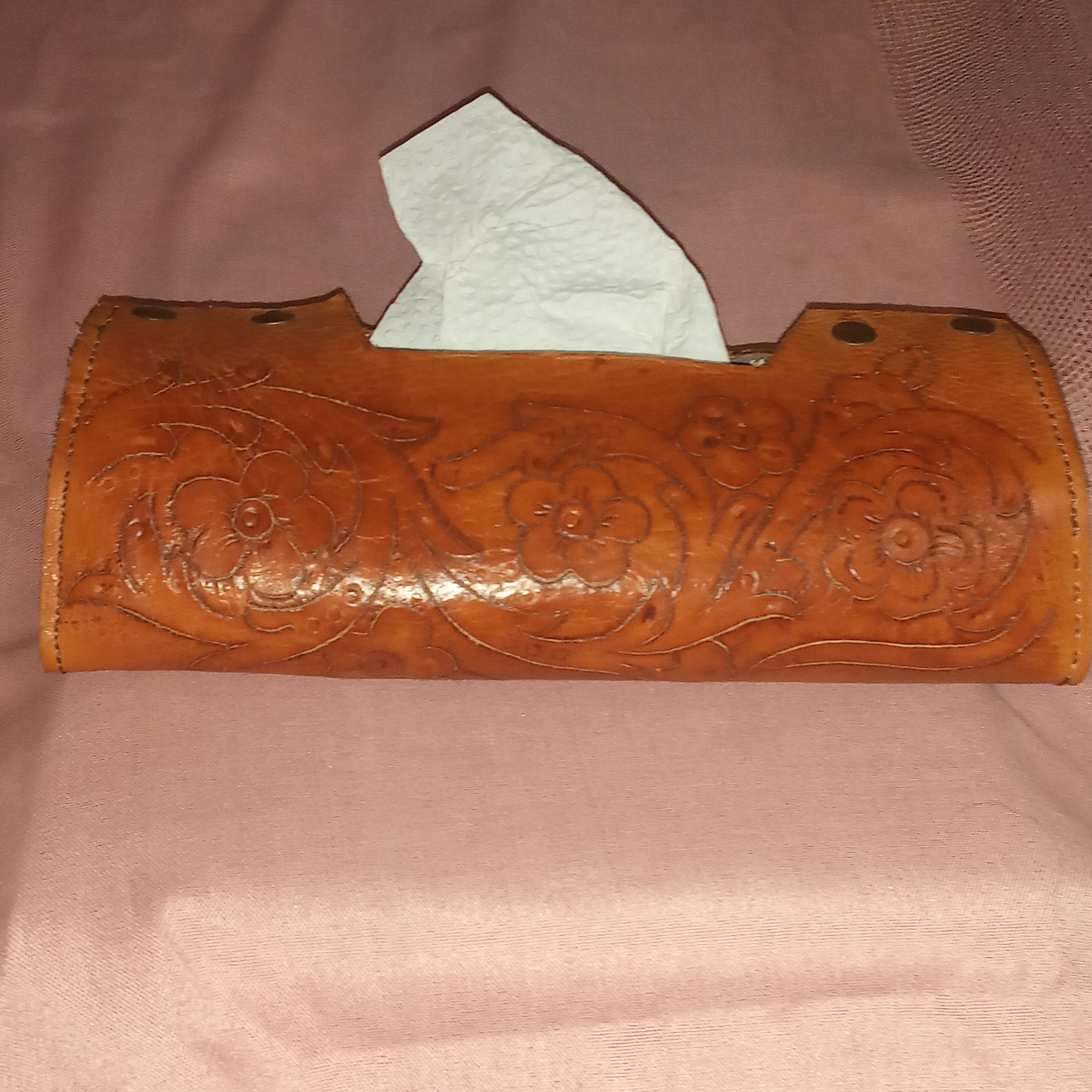 جا دستمالی قلمزنی شده طرح گل  رنگ عسلی چرم ایتالیایی