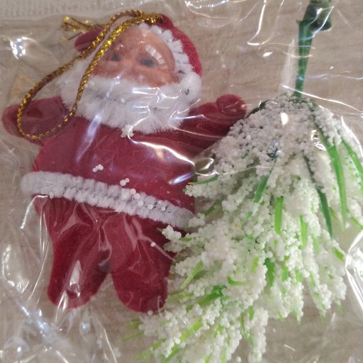 عروسک بابانوئل و درخت کریسمس