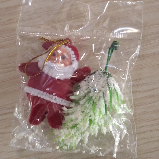 عروسک بابانوئل و درخت کریسمس