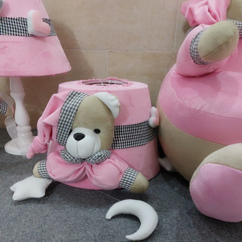 اکسسوری اتاق کودک شامل ست مبل سبد لباس اباژور حلقه اسم ساعت دیواری و لوستر عروسکی خرس نانان