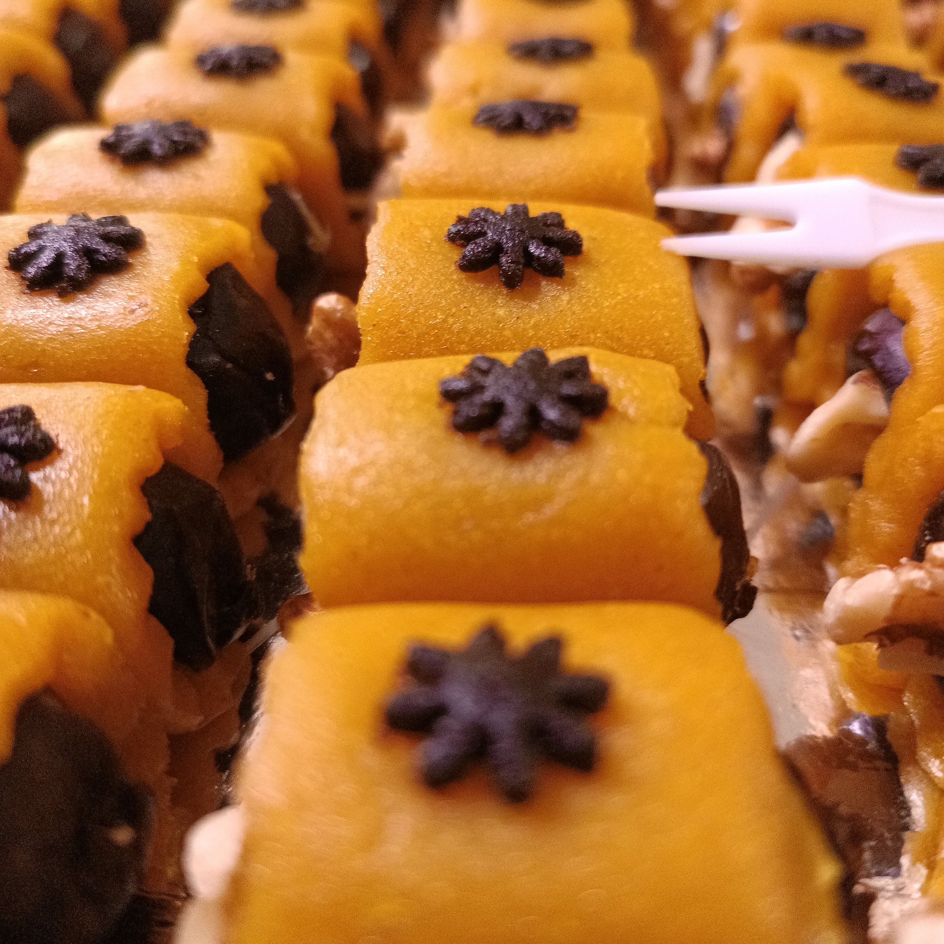 خرما با مغز گردو روکش حلوا