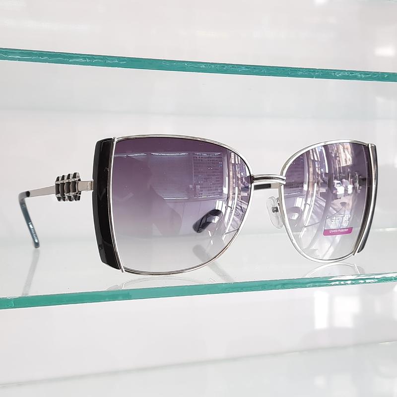 عینک آفتابی زنانه رنگ فریم نقره‌ای مشکی uy400 هایلایت سایه روشن استاندارد