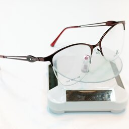 عینک طبی زنانه مدل گربه ای دسته نگین دار فنر دار کیفیت عالی قابلیت ساخت انواع عدسی طبی نمره دار را نیز دارد همراه با جلد