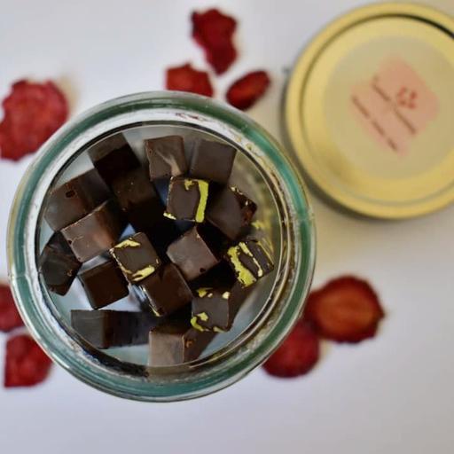 شکلات بار قطعه ای با طعم توت فرنگی و پسته در بسته های 400 گرمی