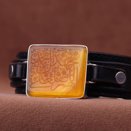 دستبند عقیق زرد چرم طبیعی نقش صلوات اصل ( دستبند مردانه )