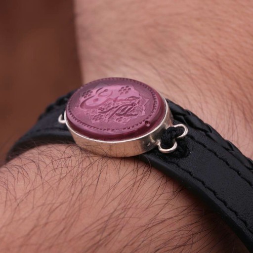 دستبند چرم طبیعی کهربا نقش سلام برحسین اصل ( دستبند مردانه )