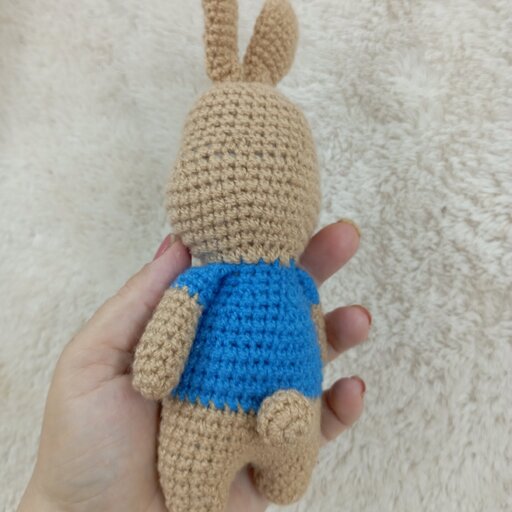 عروسک بافتنی خرگوش لباس آبی. اندازه 15 سانت. وزن 34گرن