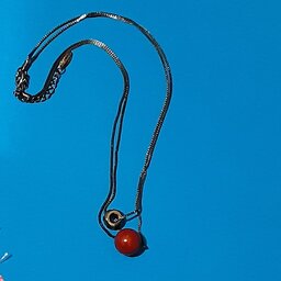 گردنبند زنانه،زنجیر استیل مشکی( آبکاری شده)، دارای 2 ردیف زنجیر،به همراه گوی درشت قرمز و رینگ نگین کاری،ساخت ترکیه
