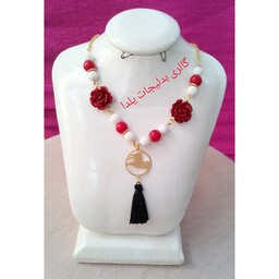 گردنبند ماه تولد با آویز منگوله سیاه ومهره های سفید و قرمز وخرج کار گل رز 