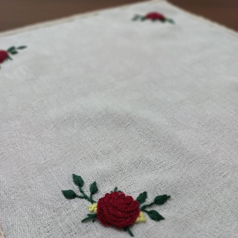 دستمال گلدوزی شده طرح گل سرخی مناسب رومیزی، بوفه، شلف، دستمال سفره