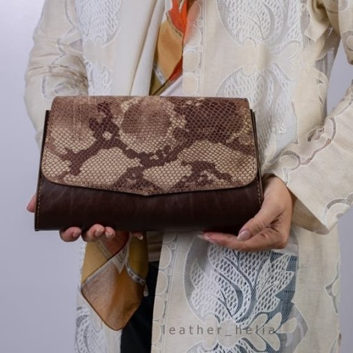 کیف مجلسی زنانه چرم طبیعی نوع گاوی کاملا دستدوز و دستساز