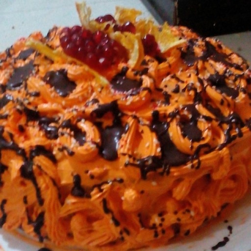 کیک تولد مناسب مجالس،وزن دوونیم کیلو و رنگ نارنجی(دارای تنوع رنگ)و فیلینگ موز و گردو و خامه