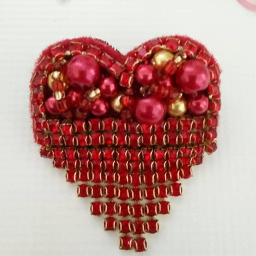 گل سینه (سنجاق سینه) جواهر دوزی طرح قلب