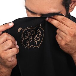 دستمال اشک مشکی همراه سلفون با شعار این اشکها بضاعت مزجات میشود سرمایه ای برای شفاعت به روز حشر نوشته طلایی

