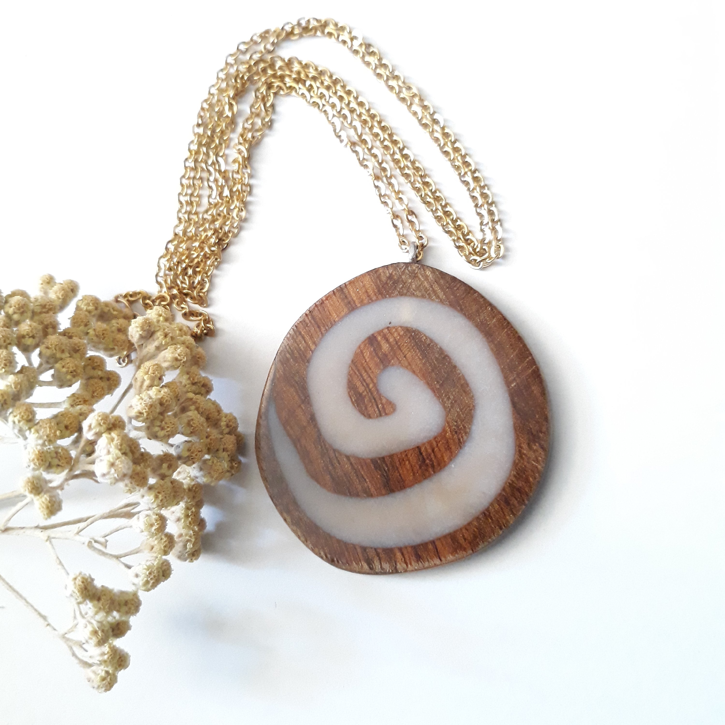 گردنبند چوب و رزین  مارپیچ  دستساز چوب گردو چوبکده بیدسفید