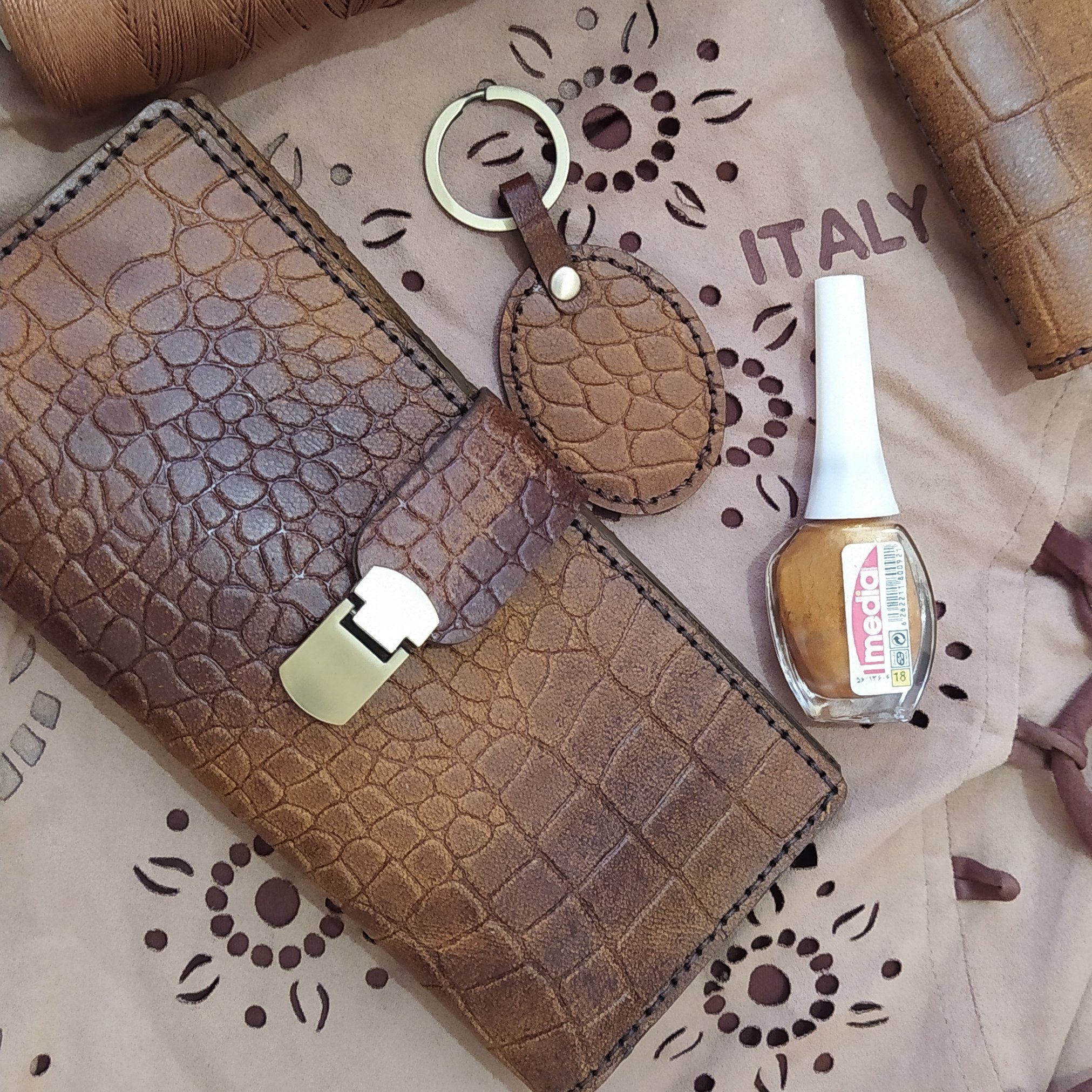 کیف پول دولت چرم طبیعی دستدوز با چرم برجسته طرح دار