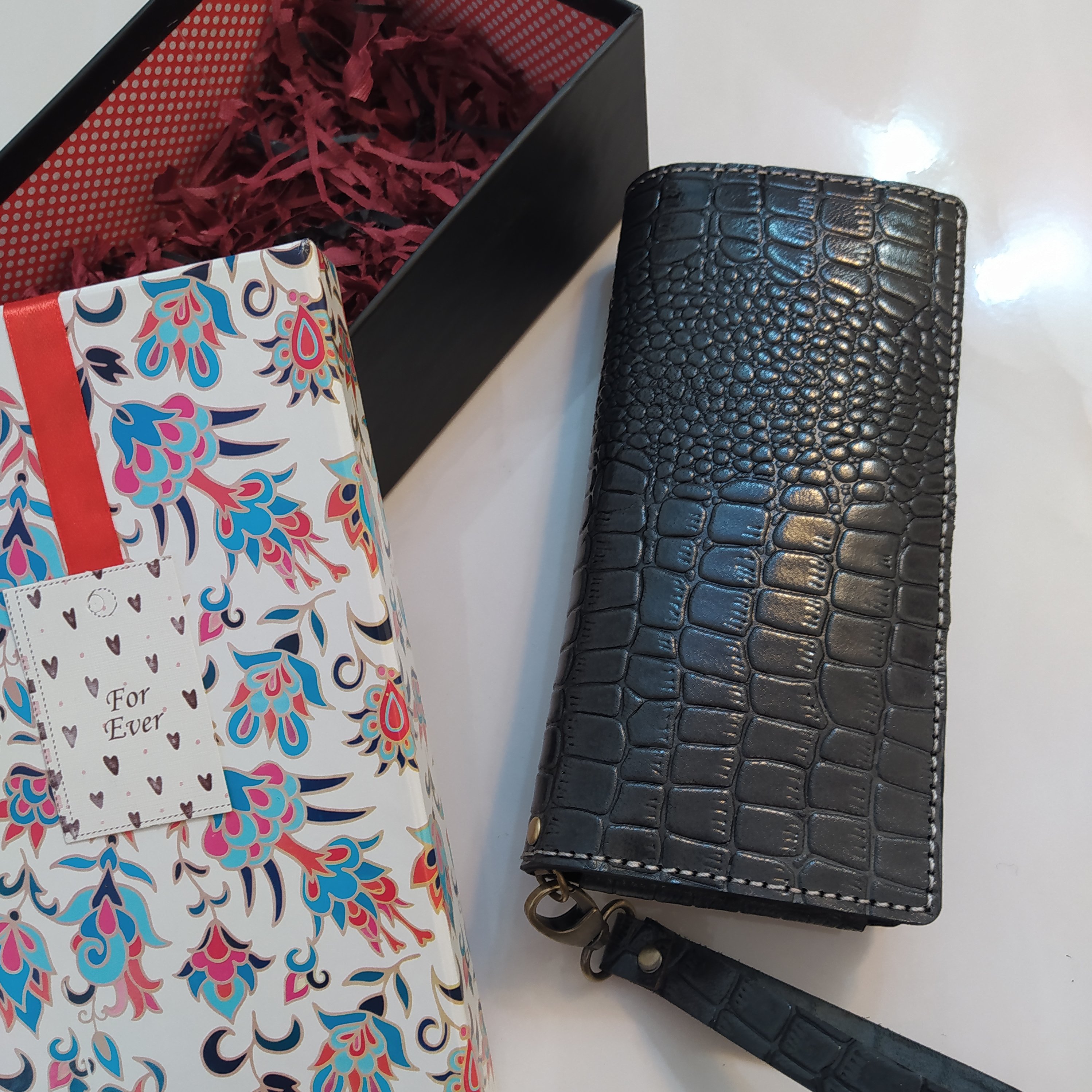 کیف پول دولت چرم طبیعی دستدوز با چرم برجسته طرح دار