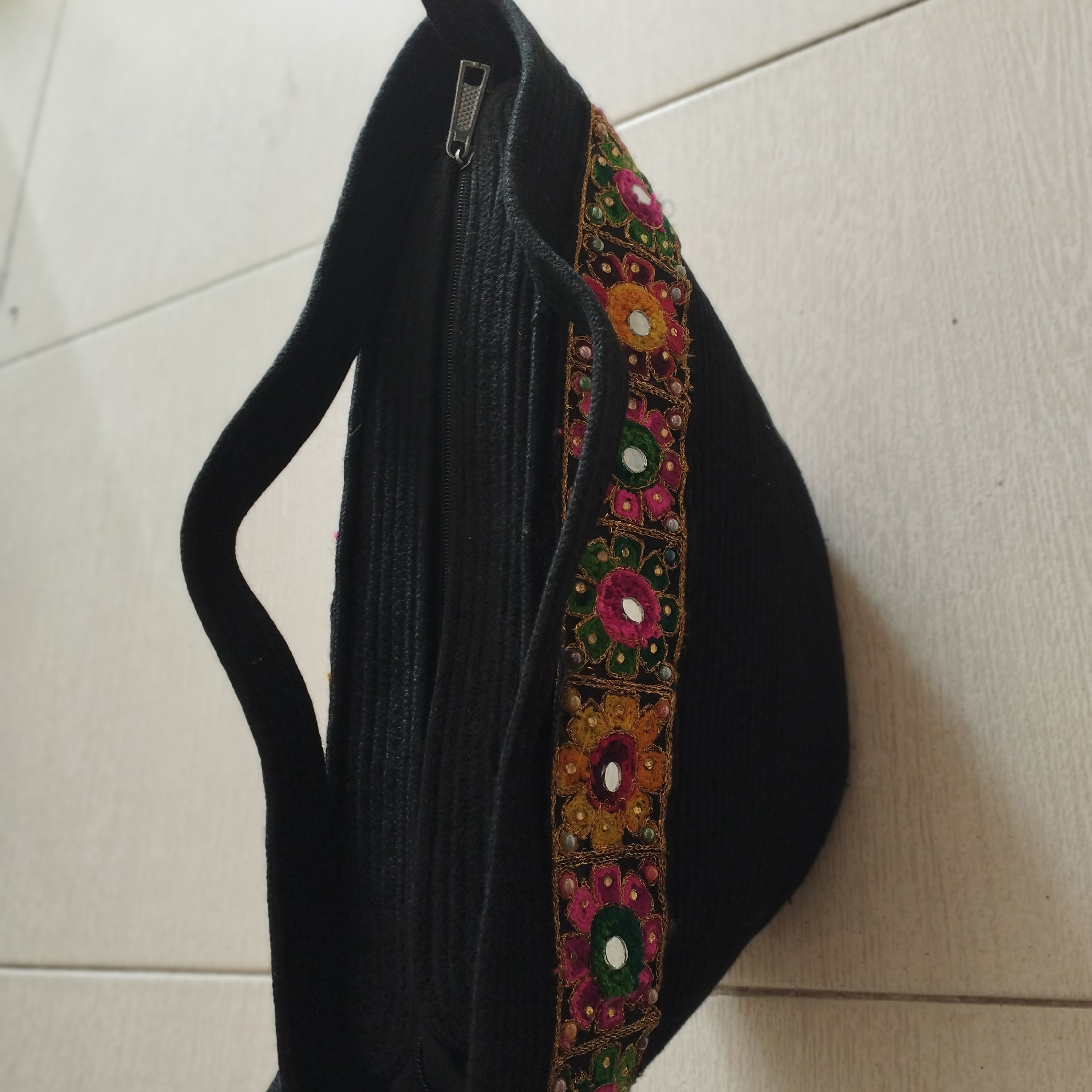 کیف مدل ترانه تشکیل شده ازقیطون مشکی ونوار تزیینی اینه ای