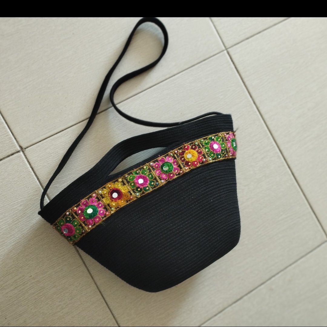 کیف مدل ترانه تشکیل شده ازقیطون مشکی ونوار تزیینی اینه ای