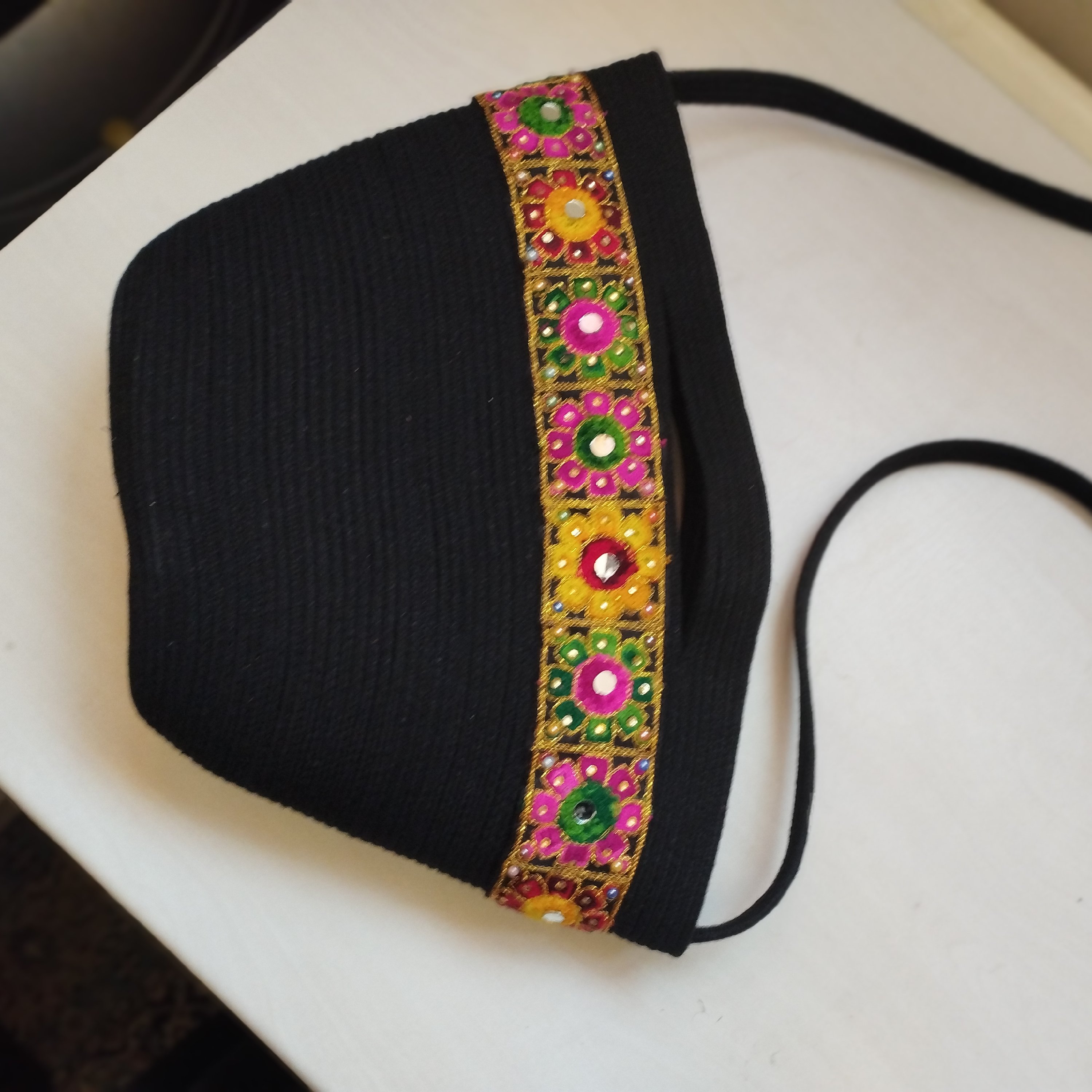 کیف مدل ترانه تشکیل شده ازقیطون مشکی ونوار تزیینی اینه ای