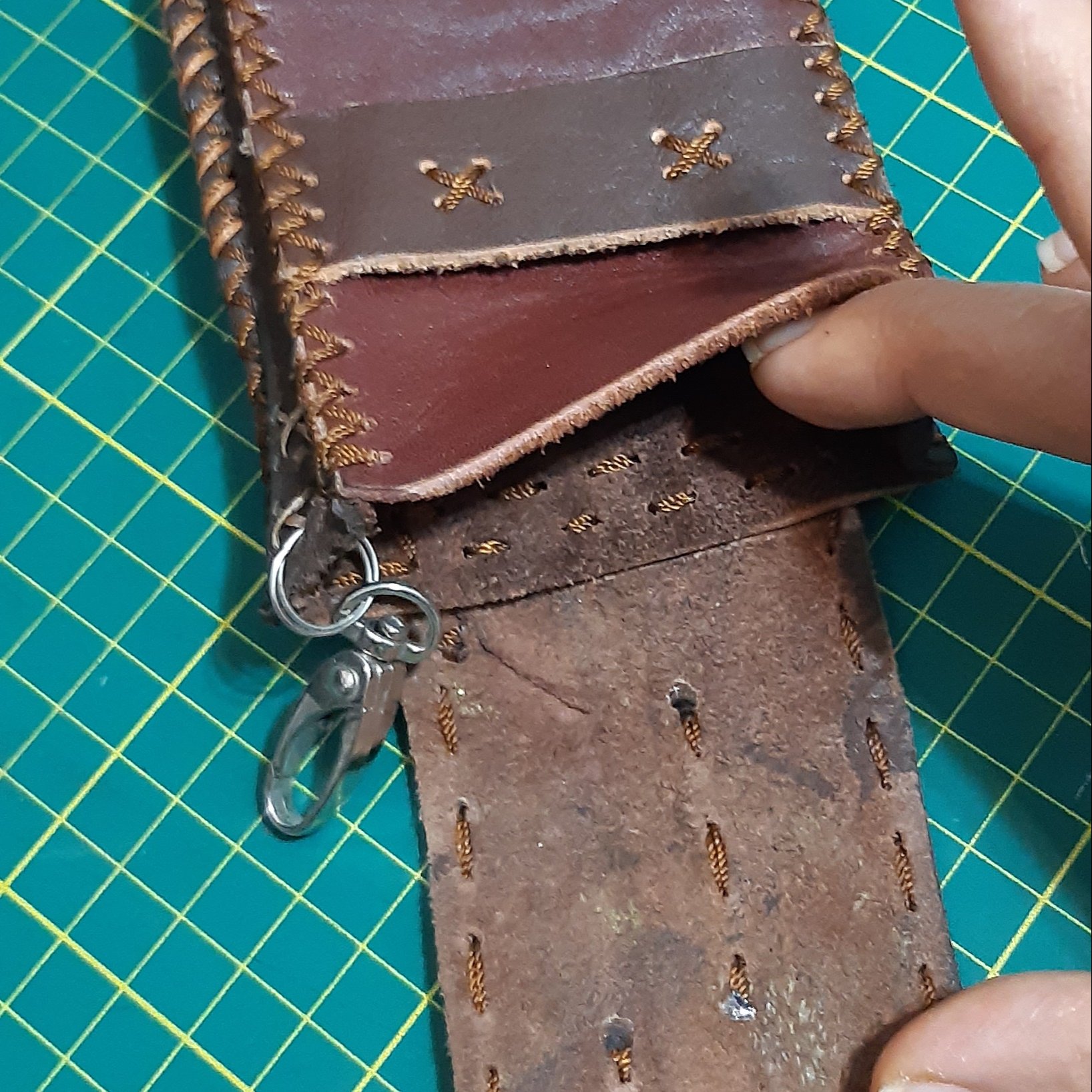 کیف آویز چرم گاو دستدوز قهوه ای