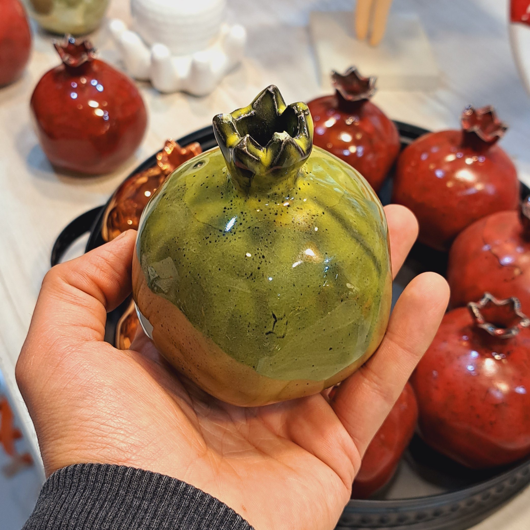 دکور یلدایی تزیینات سفره یلدا انار دکوری انار یلدایی مجسمه انار تندس انار سبز انار سرامیکی دکور اناری سبد انار