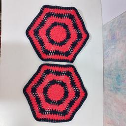 زیرقابلمه ای شش ضلعی قلاب بافی شده دو رنگ قرمز و سرمه ایی