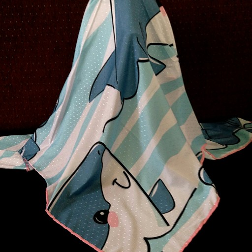 روسری نخی قواره140 دوردست دوز مناسب فصل طرح دخترانه رنگ ترکیبی آبی سفید صورتی