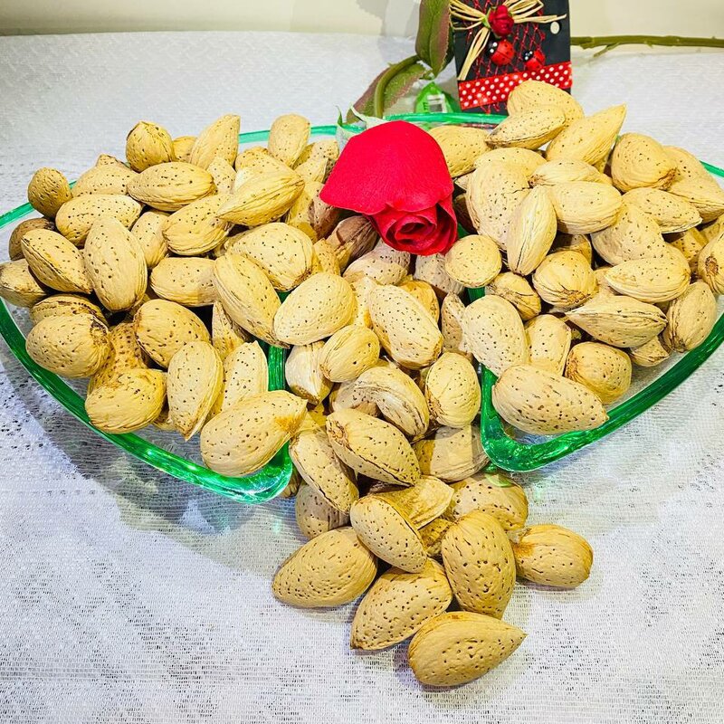 بادام سنگی  تازه وخوشمزه  با مغز درشت وروشن محصول امسال از باغهای آذربایجان بابسته بندی 1000 گرمی 