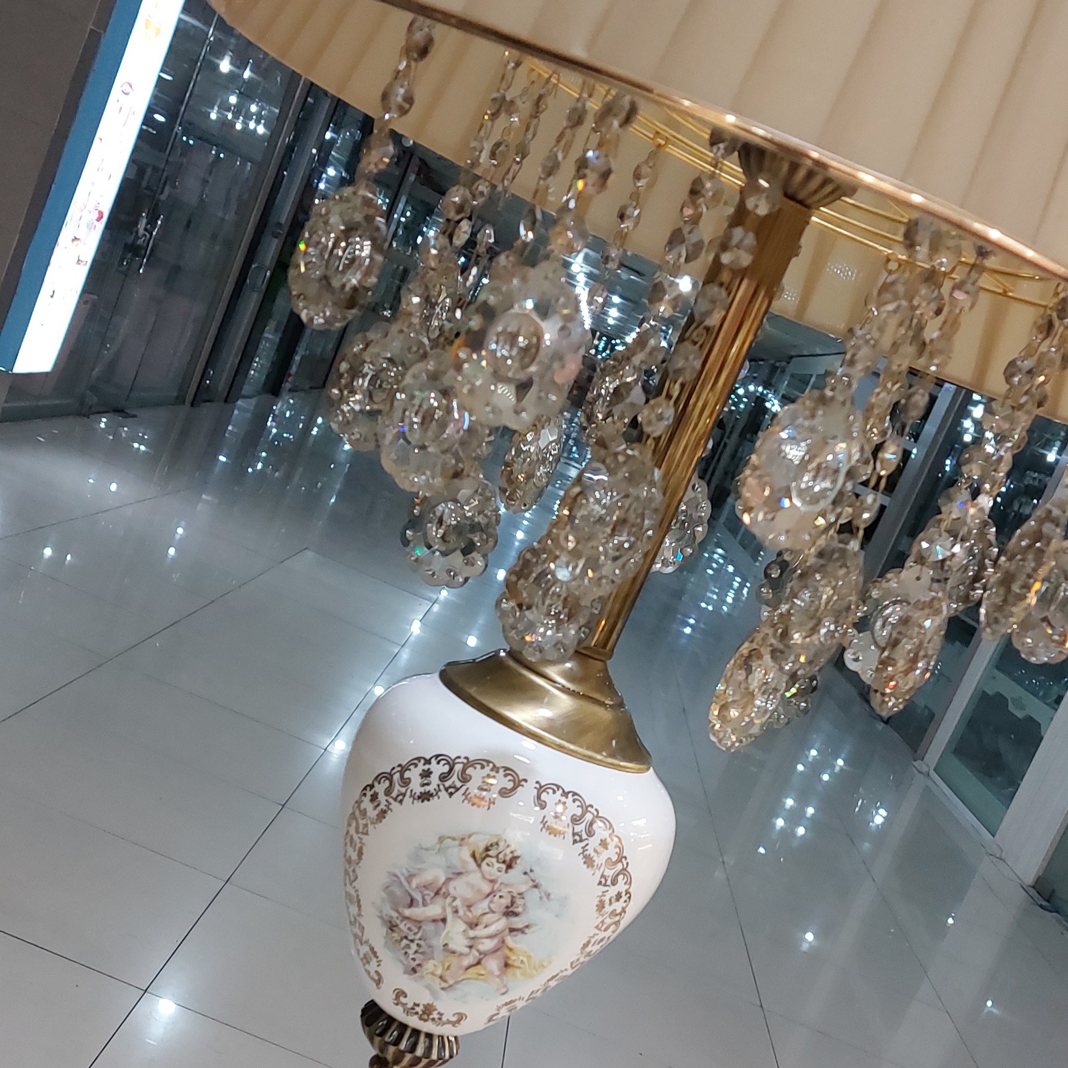 آباژور قدی ایستاده کنارسالنی کاپ سرامیکی فرشته رنگبندی آویزدار (پس کرایه)