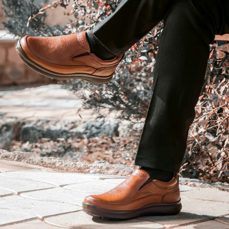 کفش  چرم گاوی راحتی و روزمره طبی مردانه مدل گریدر بدون بند عسلی بارسال رایگان