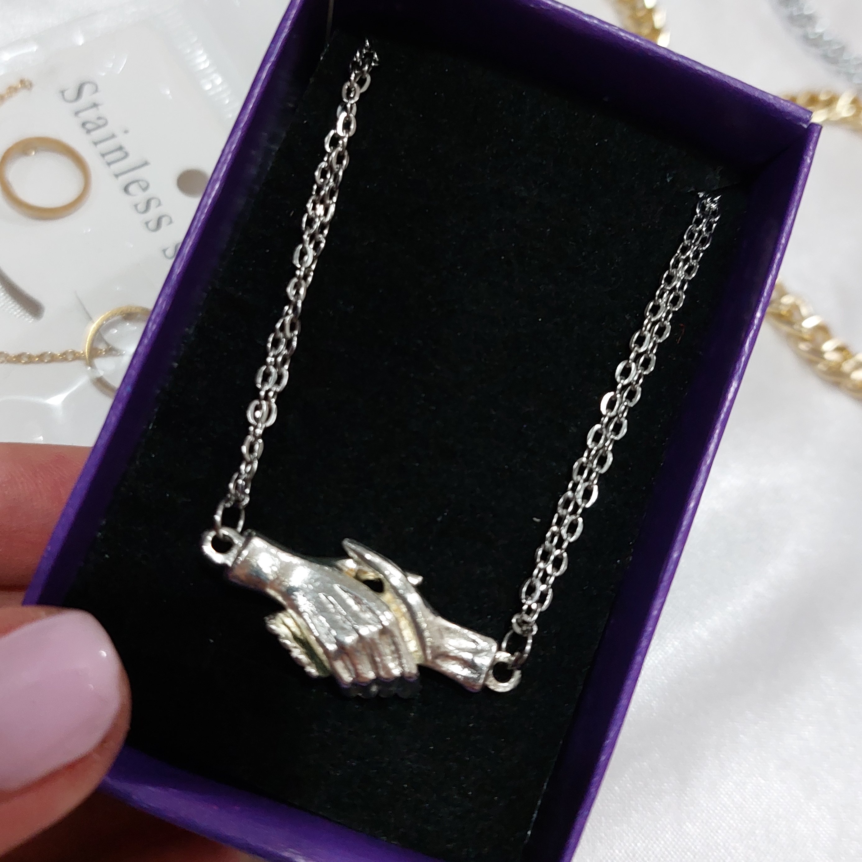 ست دستبند و گردنبند مگنتی یا اهن ربایی مناسب ولنتاین با جعبه