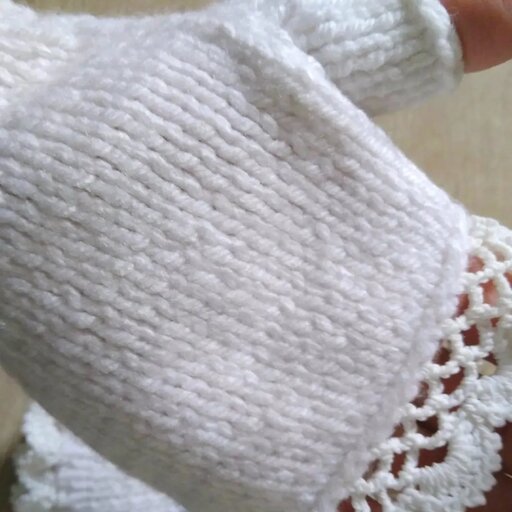 دستکش بافتنی گلدوزی شده رنگ سفید ساقدار در قسمت مچ  کش کار شده