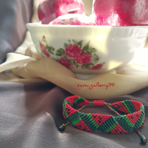 زیورالات، دستبند زنانه یلدایی طرح هندوانه، بافته شده با نخ موم زده و منجوق های ریز مشکی 