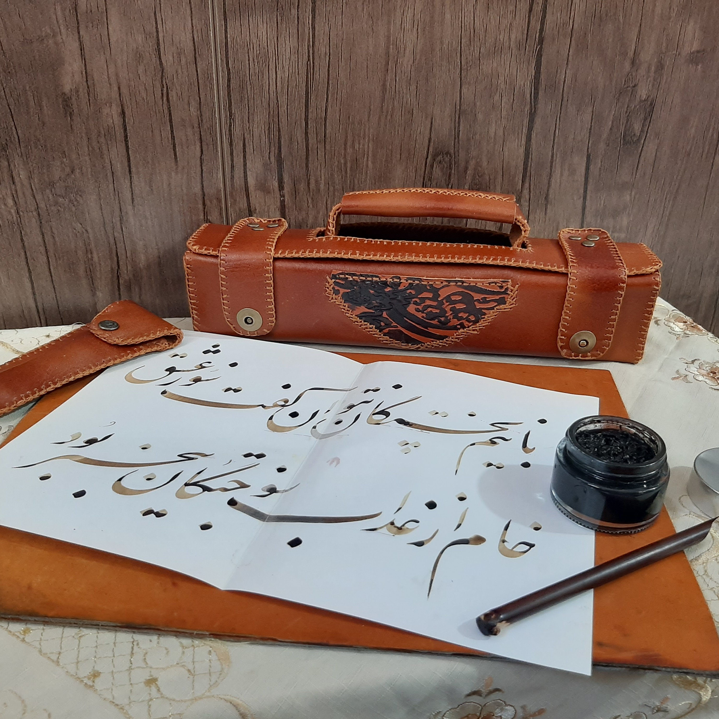 جا قلمی چرم گاوی زیبا تزیین شده با چرم سیاه مشق