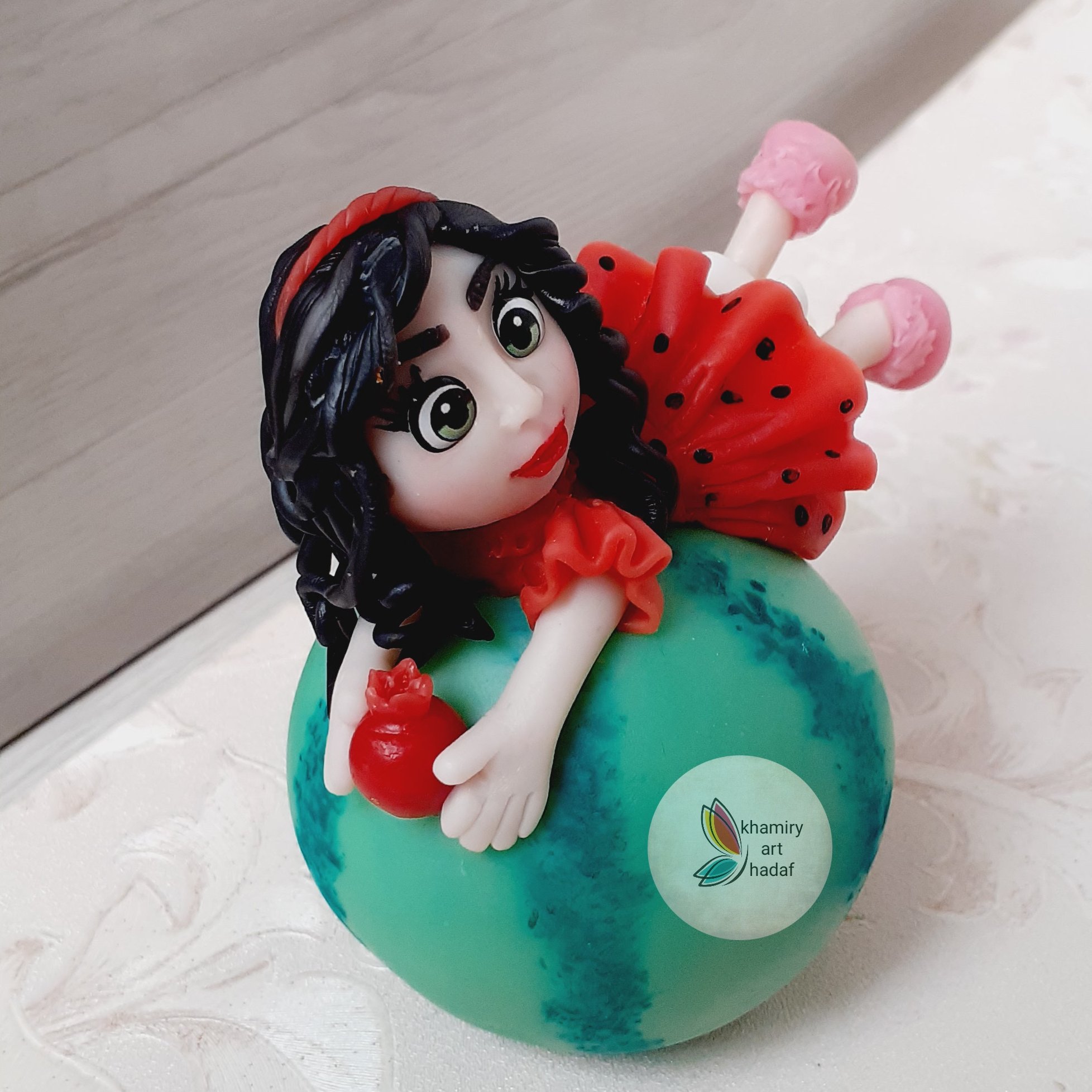 مجسمه وعروسک خمیری یلدایی طرح دختر هندوانه ای 