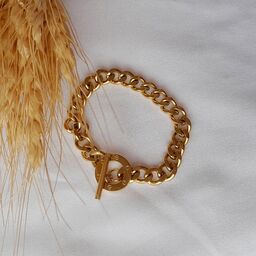 دستبند زنانه استیل طرح کارتیر با قفل لنگری رنگ طلایی