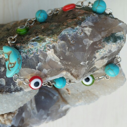 دستبند با سنگ فیروزه هندی و سنگ کوره ای چشم نظر  با یک مهره فیروزه درشت هلال ماه  با قفل طوطی و خواص سنگ فیروزه