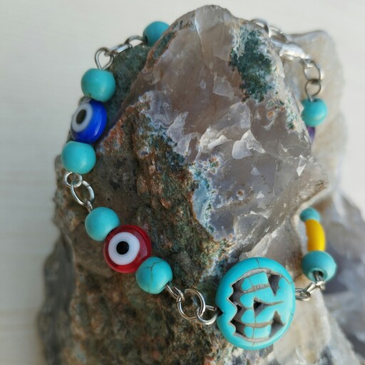 دستبند با سنگ فیروزه هندی و سنگ کوره ای چشم نظر  با یک مهره فیروزه درشت کدو شکل و قفل طوطی. با خواص سنگ فیروزه در جهت دف